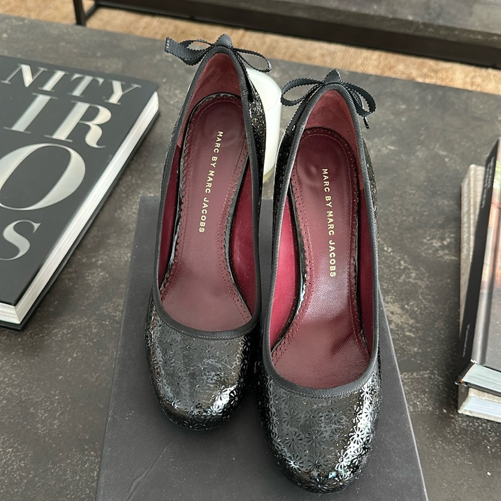 Marc by Marc Jacobs patent leather pump in size 8 with a gross grain bow in back